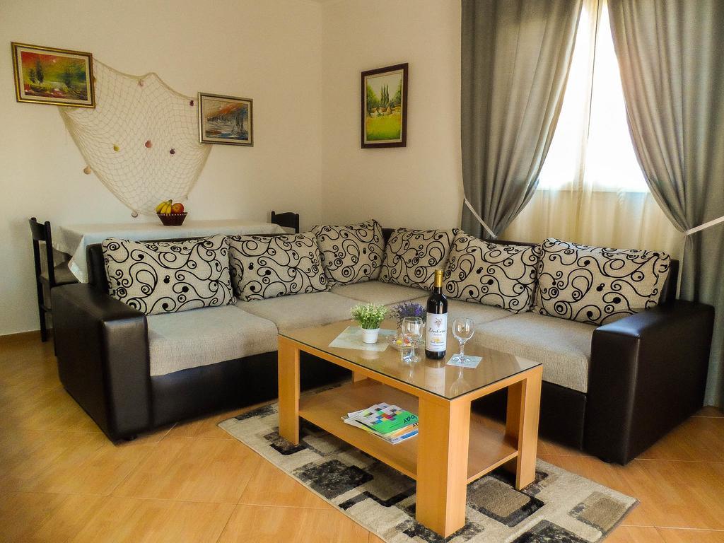 Apartments Miles Utjeha Bagian luar foto
